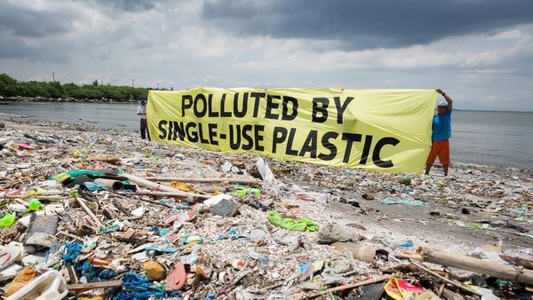 Mahasiswa UGM Mengubah Sampah Plastik Menjadi Bahan Bakar