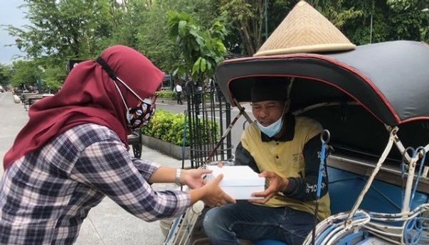 Peringati Hari Pers, Wartawan Bagikan Ratusan Nasi Kotak untuk Pekerja Kaki Lima Malioboro