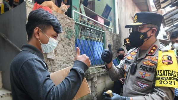 Polri Ajak HMI Bago-bagi Bansos Buat Mahasiswa Perantau di Ciputat
