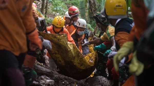 Korban Gempa Cianjur: Tim SAR Temukan Jasad Penjual Bakso Memeluk Putrinya