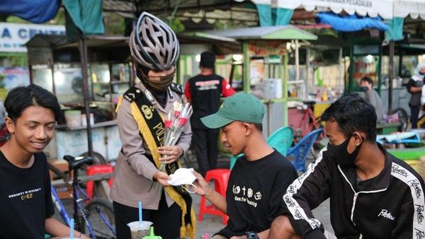 Berita Terbaru di Jogja: Tak Pakai Masker di Kulonprogo? Siap-Siap Cabuti Rumput!