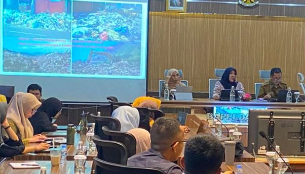 Pemkab Garut Kaji Penggunaan Limbah Plastik untuk Aspal Jalan
