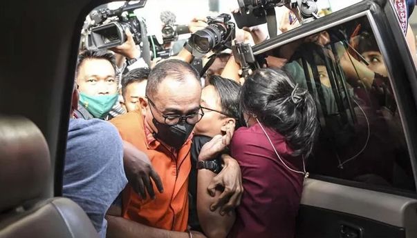 KPK Sita Moge Triumph 1.200 Cc hingga Rumah dan Kosan Milik Rafael Alun