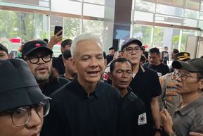 Sidang Lanjutan Hasto, Ganjar Hadir Beri Dukungan