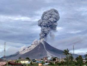 Muntahkan Debu Setinggi 500 Meter, Gunung Sinabung Berstatus Siaga