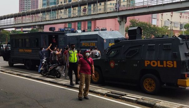 Ratusan Simpatisan Rizieq Shihab Tak Jera dengan Tembakan Gas Air Mata, 20 Orang Terpaksa Diamankan