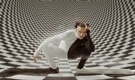 Kolaborasi Adidas x Tommy Cash Ciptakan Sepatu Social Distancing Superpanjang