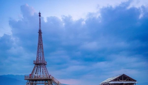 Menara Eiffel Tumbuh di Tengah Rawa, Inilah Keunikan dan Harga Tiket Radesa Wisata Tuntang