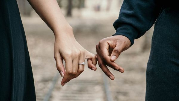 Ingin Jadi Mantu Idaman Mertua? Simak 5 Tips Ngapel Ke Rumah Pacar!