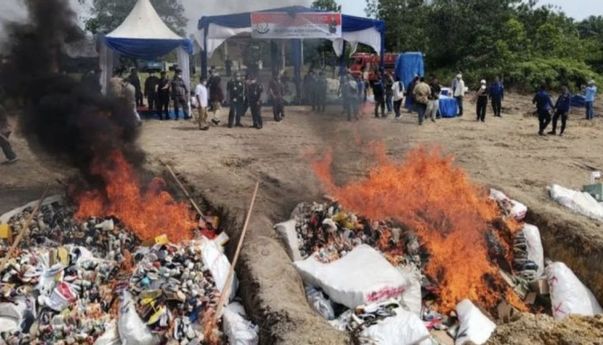 Kejaksaan Negeri Pekanbaru Musnahkan 10 Ribu Pasang Sepatu di Sport Center