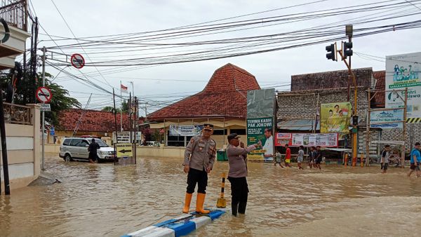 Aktivitas Lumpuh, Banjir Sampang Memakan Korban Jiwa