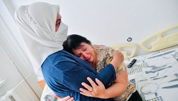 Wanita Ukraina Ini Menangis di Pelukan Ibu Iriana: Semoga Perang Berakhir, Saya Sangat Merinding Melihatnya