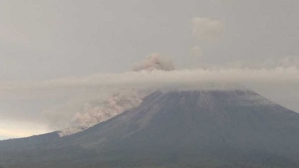 Berita Terkini: Gunung Semeru Keluarkan Awan Panas, Ratusan Warga Mengungsi