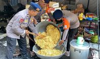 Setiap Hari Dapur Umum Brimob Polda Jateng Siapkan 4.000 Porsi Nasi untuk Korban Banjir Demak
