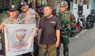 Petugas Gabungan Tertibkan Bendera Ormas GRIB Jaya di Kawasan Menteng