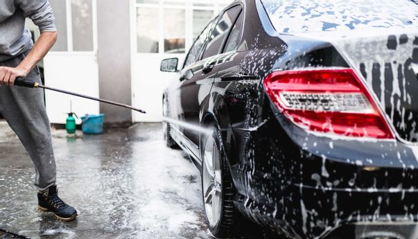 Inilah Berbagai Tips Cuci Mobil Sendiri agar Lebih Kinclong