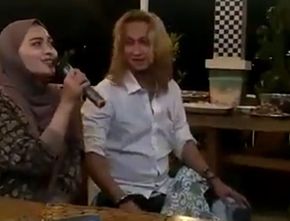 Geger! Habib Bahar Karaokean dengan Wanita Cantik, Netizen: “Katanya Musik Haram”
