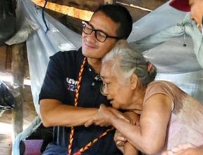 Tangisan Seorang Nenek Sebatang Kara ke Sandiaga Uno: Anak Laki-laki yang Harusnya Mengurusi Saya Meninggal