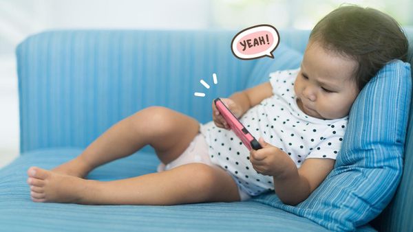 Bayi Main Gadget Sendiri, Ini Bahaya yang Mungkin Mengintai Bayi