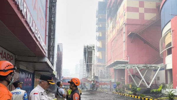 Pemadaman Glodok Plaza Masih Berlangung hingga Kamis Pagi usai Terbakar Semalam