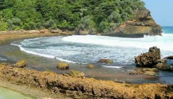 Nikmati Keindahan di Pantai Bengkung Malang