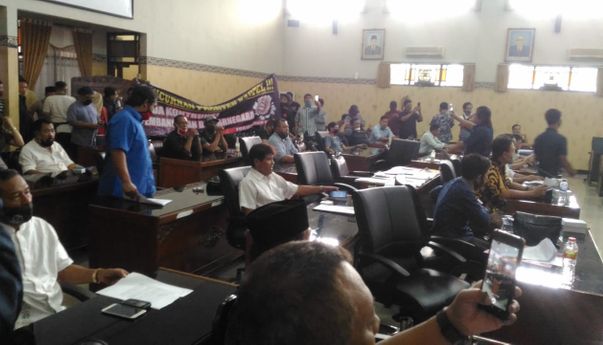 Berita Jateng: Tak Transparan, Ratusan Kontraktor Sambangi Kantor DPRD Banjarnegara