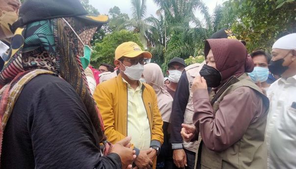Mensos Risma Diusir Warga Saat Kunjungi Lokasi Gempa Sumbar: “Jangan Pencitraan di Wilayah Kami!”