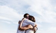 Posisi Pelukan Seperti Becinta, Jadi Hangat dan Makin Mesra