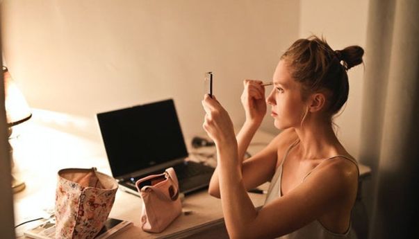 Ahli Kecantikan: 3 Tips Memilih Produk Makeup Contour untuk Pemula