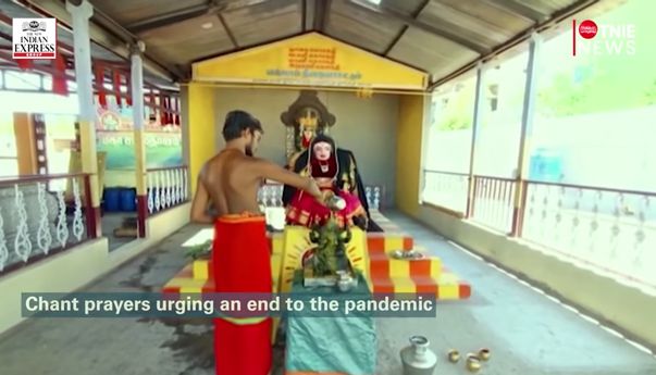 Pendeta di India Berdoa ke Dewi Corona Sambil Mandikan Susu dan Kunyit