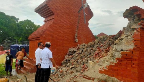 Bupati Cirebon Kecewa Gapura Senilai Rp226 Juta di Alun-alun Taman Pataraksa Ambruk: Tidak Memenuhi Kriteria