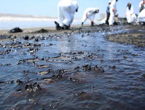 Setelah PLN, Kini Pertamina: Minyak Tumpah di Karawang Rugikan Nelayan