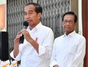 Jokowi Bagikan Bansos Beras ke Warga Condongcatur Sleman, Sebut Bakal Dibagikan Lagi Oktober