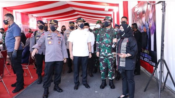 Duet Panglima-Kapolri Keliling Jawa, Pantau Penyekatan Jalan dan Vaksinasi