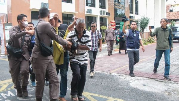 Ibu Agus Buntung Jatuh Pingsan usai Hadiri Sidang Anaknya, Kepala Terbentur hingga Berdarah