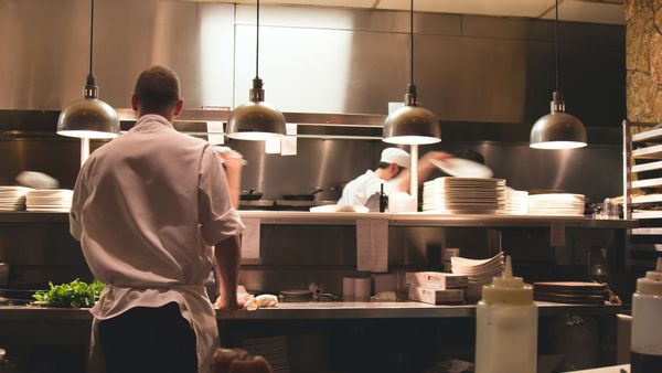 Makan di Resto dan Warteg Kini Tak Perlu Lihat Bolak-balik Jam Lagi