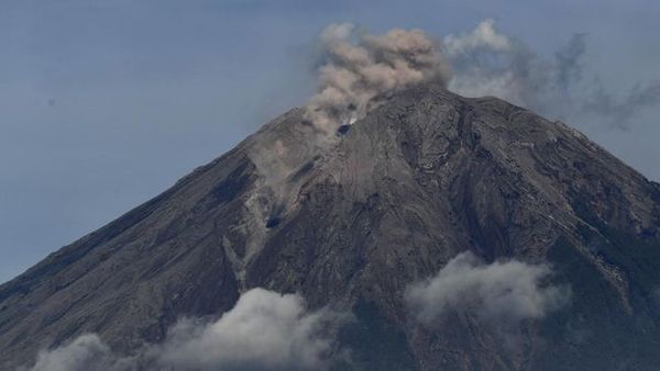 Gunung Semeru Kembali Luncurkan Awan Panas dan Abu, Warga Dihimbau Tetap Waspada
