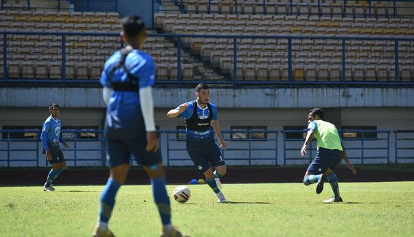 Tak Mau Buru-buru, Pelatih Persib Bandung Ungkap Kisi-kisi Pemain Pengganti Farshad Noor