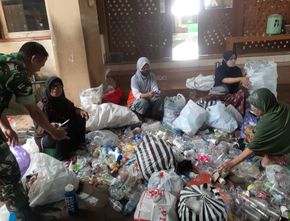 Babinsa Dampingi Ibu-ibu  Mitra Wilayah Memilah Sampah Anorganik 