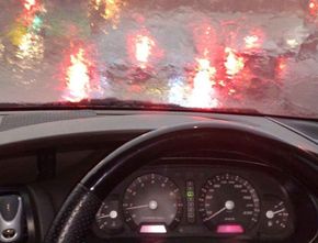 Masuk Musim Hujan, Inilah Fitur Mobil yang Berguna Saat Hujan Deras