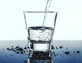 Benarkah Rutin Minum Air Putih Hangat dapat Sembuhkan Pasien Covid-19? Dokter Menjawab
