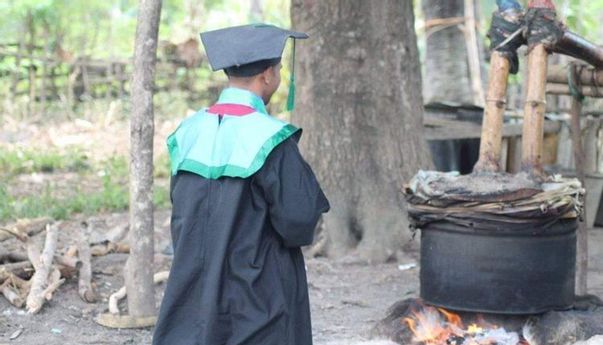 Viral Wisudawan Berlutut di Depan Tungku Miras Sebagai Bentuk Rasa Syukur