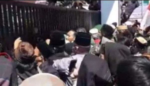 Aksi Bebaskan Rizieq Shihab di Tasikmalaya Ricuh, Massa Berusaha Robohkan Pagar dan Lempari Polisi dengan Batu