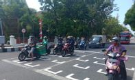 Kaki Manakah yang Mesti Turun Ketika Motor Berhenti di Jalan, Kiri atau Kanan?