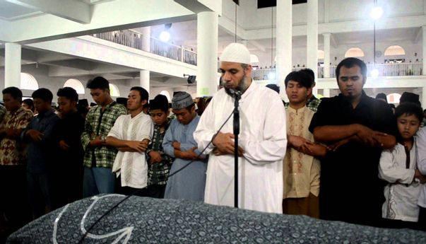 Bacaan Sholat Jenazah Latin Lengkap Beserta Tata Caranya