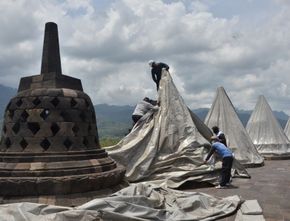 Terbaru: Fenomena Stupa di Candi Borobudur Ditutup Terpal