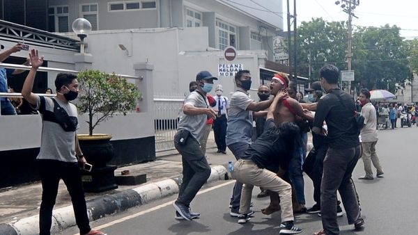 Luar Biasa! Di Tengah Demo UU Ciptaker, Pria Banjarmasin Ini Telanjang dan Ngamuk Bawa Sajam