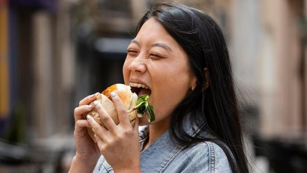 6 Kebiasaan yang Harus Dihindari setelah Makan, Salah Satunya Merokok