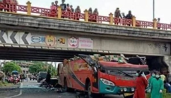 Ngeri! Bus Tabrak Fly Over Sampai Atapnya Lepas, Buntut Sopir Tak Kuasai Rute Jalan