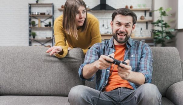 Ladies, Inilah Tips Menghadapi Pasangan yang Kecanduan Game